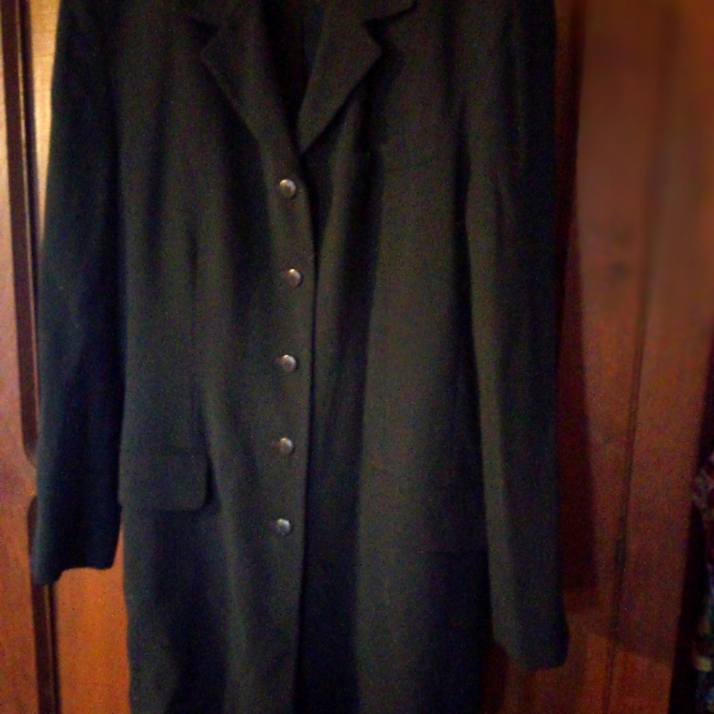Vintage Jones of New York 3/4 length black lite weigh top coat. Perfect NY Look
